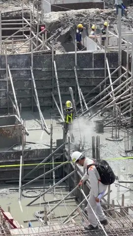 Nhìn thấy Vệ sinh lồng cọc là biết cực đến cỡ nào rồi. Mong qua giai đoạn cực khổ này sớm với người công nhân trên công trường. #HuaKhanhMinh #xuhuong #TikTokGiaiTri #saigon 