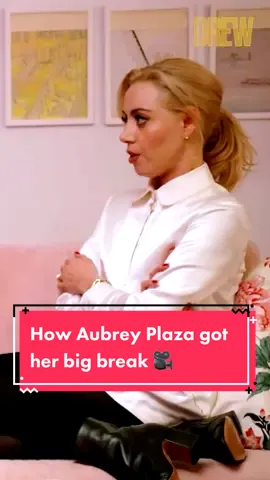 #AubreyPlaza is a hustler at heart 💛 #parksandrec #drewbarrymore 