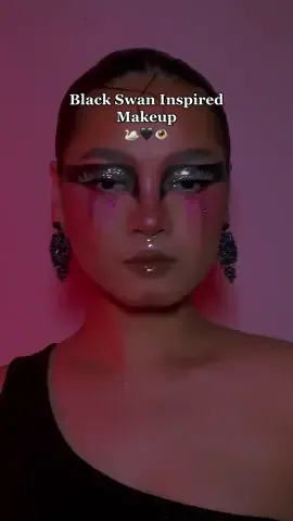black swan but in euphoria ✨🤭  #hoodedeyes #makeupforhoodedeyes #blackswanmakeup #euphoria #euphoriamakeup #madmaxmakeup #eyeshadow #blackeyeshadow #blackeyeshadowlook #glittermakeup 