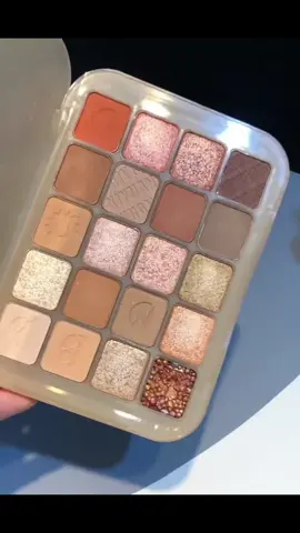 A chestnut 20-color eyeshadow palette that is super popular recently, a niche brand earth color#beautyrecommendation #makeups #eyeshadowpalette #earthtones #cheapbeauty #growgrass #handicappedparty #eyeshadow 