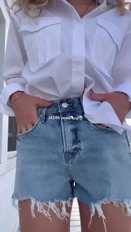 The perfect beach weekend fit all from @Good American 🫶 the good 90’s shorts are the besttt summer short wirh the most perfecect fit Ill be wearing them all summer long💌 #goodamericanshorts #goodamericanhaul #bestshorts #mdwootd #mdw 