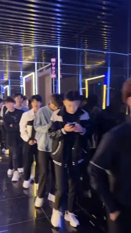 每次去KTV都是叫小姐陪酒挣小费，现在社会变了男人给女人玩。女人挣的小费去男模店给男模小费