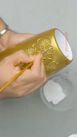Make an amazing gypsum vase for home decor // The gypsum vase features stunning and beautifully detailed floral designs. It is distinguished by its unique and beautiful design, which makes it stand out from other vases. The gypsum vase adds a wonderful artistic touch to the interior decoration of any home.😍 #crafts #craft #DIY #vase #foryou #foryoupage #حرف_يدوية #افكار_وابداعات #فازات_ورد #فن_الجبس #فن_يدوي #صنع_باليد #مشاهدات #تيك_توك_عرب #دويتو #اعادة_تدوير #recycling #جبس_عصري #ابداعات 