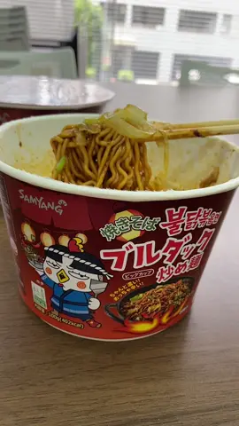 #焼きそばブルダック炒め麺  にマヨネーズぶっかけ🔥🐔 #ブルダック  #ブルダック炒め麺  #辛すぎでも旨すぎ  #Buldak  #불닭  #불닭볶음면  #おうちごはん  #簡単レシピ  #韓国ラーメン  #韓国食品  #焼きそば
