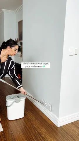 I’m so happy with how effortless it is to clean my walls using my new mop! 😊✨🧼🧹 #homehacks #homecleaninghacks #cleaningtips 