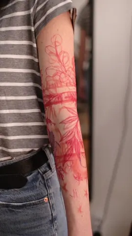 My first red ibis and a sloth 🦥  #tattoocopenhagen #freehandtattoo #tattooprocess #tattooartist #floraltattoo #flowertattoo #tattoosleeve #birdtattoo 