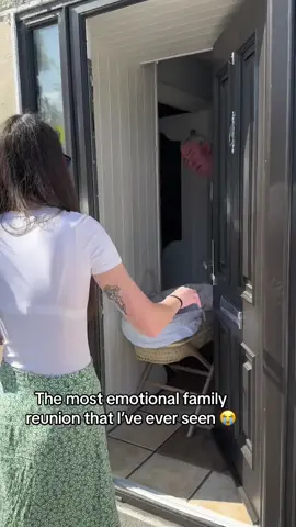 She was living in Australia for years and wanted to surprise her family 😢❤️ (🎥: Littlebitofemma) #fyp #ireland #irish #reunion #reunited #Homecoming #oz #sydney #australia #reaction #react #caughtoncamera #family #parents  #irishtiktok #parent #crying #cry #sad #wholesome #emotional #omg #beyonce #icespice #taylorswift #aw