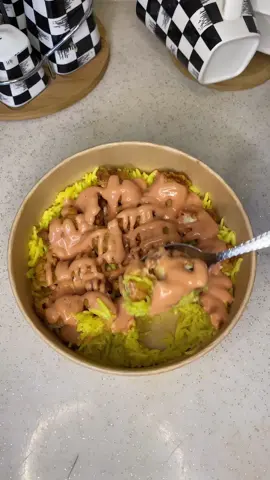 ريزو 😋❤️‍🔥 • • الطريقة : نقطع صدر الدجاج الى اصابع للتبيله :  ( البهارات / ملح / كاري / باريكا / فلفل اسود / ماجي / بصل مطحون ) شطه / طحين / عصره ليمون / ماء / ونتركهم يتبلون لمده ساعه بالثلاجه • التتبيله الناشفه نحتاج : طحين / ونفس البهارات الفوك الي هيه ( البهارات / ملح / كاري / باريكا / فلفل اسود / ماجي / بصل مطحون ) • بعدها ناخذ الدجاج من التتبيله ونخلي بالطحين ونخلي بماء بارد ونرجع نخلي بالطيحن ونقلي ع زيت حرارة وسط  • للتمن ( الرز ) : زيت تمن منقوع ومغسول البهارات ( ملح / كاري / كركم / ماجي / فلفل اسود ) ونضيف عليهم الماء ونتركه يستوي • لصلصه الريزو نحتاج : ( كتشاب / مايونيز / خردل / شوي شطه )  • وبعدها نقدمه والف عافيه 😍♥️ • #ريزو #حيدر_ايهاب #شي_طيب #fypシ #tiktok #اكسبلور #الشعب_الصيني_ماله_حل😂😂 #شي_سريع #دجاج #صلصة_ريزو 