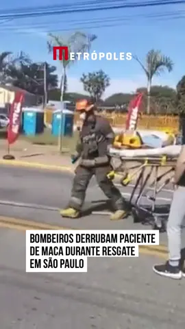 Uma cena chocou os internautas na tarde desta segunda-feira (29/5). Homens do Corpo de Bombeiros derrubaram uma vítima da maca durante um resgate em São Paulo.  As imagens mostram que o paciente caiu enquanto estava sendo levado para ambulância. #tiktoknotícias