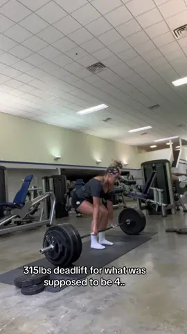 Heavy pulls 🫱🏻‍🫲🏼 weak bladder #momswholift #deadlift 