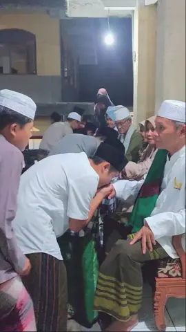 Salah satu nikmat bagi santri adalah salaman (sungkem)  kepada guru  (kyai) #fyp #santripondok #santriindonesia #santrigaul 