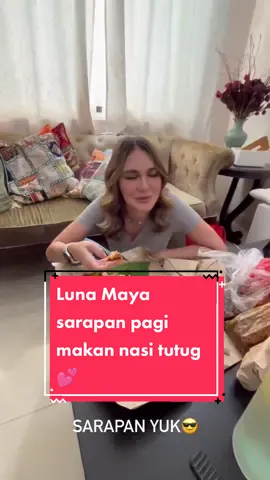 😍😍😍 Selamat pagi LuF, jangan lupa sarapan pagi yah biar semakin semangat kerjanya, tidak lemas 🥰. Pagi ini kalian sarapan apa? Kalo kak @Luna Maya sarapannya makan Nasi Tutug, dengan menggunakan tangan dianggap membuat rasa makanan jadi lebih nikmat dan sedap 😍😋 sambil mencampur bumbu, nasi dan aneka lauk sambil mengaduk menggunakan tangan ini juga bikin selera makan kita semakin meningkat 💕 #lunamaya #happyluna #queeofthemoon #nasitutug #kulinerindonesia #beauty #nasibungkus #fyp #foryoupage 