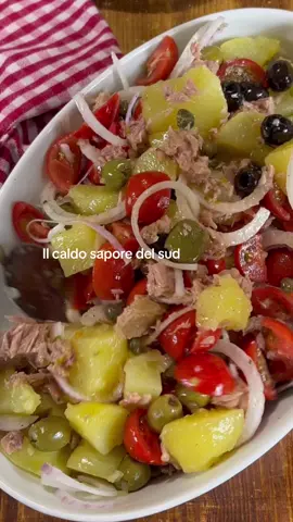Ingredienti: 600 patate 150 g tonno sott’olio (sgocciolato) 30 g capperi sotto sale (dissalati) 1 cipolla rossa (piccola) 400 g pomodorini q.b. sale q.b. olio extravergine d’oliva q.b. basilico q.b. olive nere q.b. olive verdi q.b. aceto (bianco o rosso, se piace) #ilcaldosaporedelsud #ricettafacile #cosebuone 