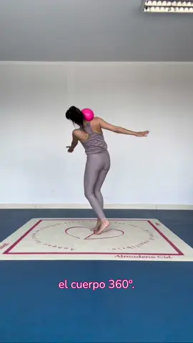 Rodamiento por los brazos con rotacion del cuerpo de 360 grados. #tutorial #ball #gymnast #almudenacid 