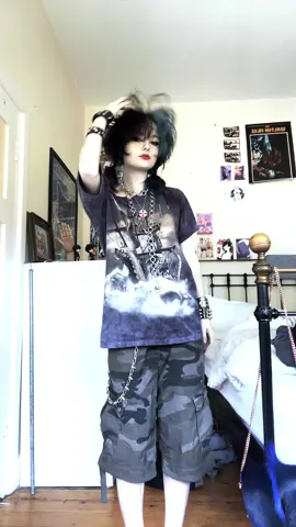 im so happy i cut this shirt so its baggier 