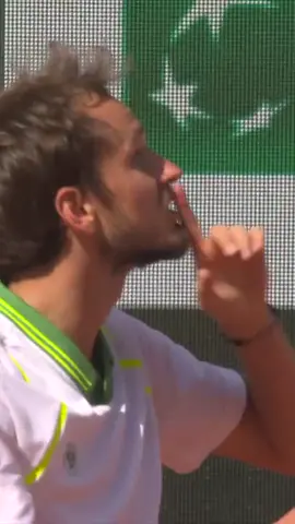 Medvedev just wanted a bit of peace and quiet 🤫 #tennis #frenchopen #shush