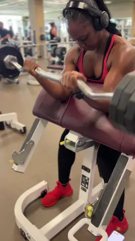#CapCut Girls lift weights too 💪🏾 #fit #fyp #juststrong #stella 