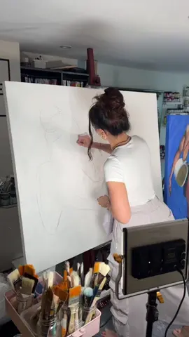 I usually start most paintings with a sketch, thank you Barret & @Isabella for capturing the moment ♥️#art #fyp 