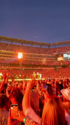 YOU CANT TELL ME YOU DONT FEEL THE MAGIC JUST WATCHING IT #theerastour #metlifetstheerastour #metlifenight1 