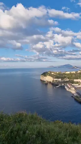 Nìsida è una piccola isola appartenente all'arcipelago delle isole Flegree, posta all'estrema propaggine della collina di Posillipo, in località Coroglio. Cosa ne pensate di questo panorama? #terrapartenopea #napoli #naples #italy #italia #Love #sea #mare #beach #spiaggia #video #reel #fashion #beautiful #travel #style #follow #art #smile #amazing #happy #andiamoneiperte #nisida #Posillipo #coroglio #panorama 