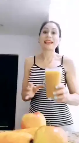 Jugo de Zanahoria, manzana y pepino... 🥒🥕🍏💚 Es una combinación que da como resultado un jugo lleno de vitaminas lo ideal es tomarlo en ayunas... 🍏 De la manzana se obtiene la vitamina B12, fósforo, magnesio, elimina toxinas y regula la digestión... 🥕 De la zanahoria: vitaminas A 🥤💫💚🥕🥒 Salud, Naturaleza y Alma💚 Siganme en mi instagram @_coach_mary para más información  #FitTok #comidasaludable #vidasaludable #recetas #paratii #batidosaludable 