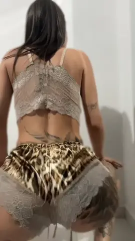 Créditos: @Laisa Bueno ♥️😍🤫 . . . . . #dancinhasdotiktok #ritmo #tatuadas #fy #viral #novinhas #academia #foryoupage #mulheres #videoviral #10k #favela #favela 