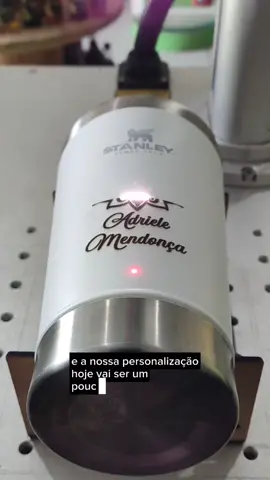 personalizando copo stanley! #vilalaser #fiberlaser #stanley #StanleyCup #stanleypersonalizado #copotermico #copopersonalizado #copopersonalizados #personalizacao #flor #flordelotus 