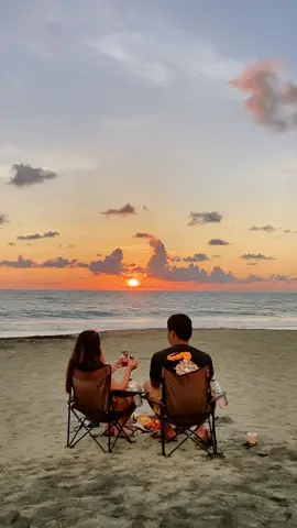 beach, sunset, food, and him.😩🫶🏻✨ #foldingchair #tiktok #fyp #couple #sunsetbeachvibes #beachchillvibes #beachday #engagement #affordable #highquality 
