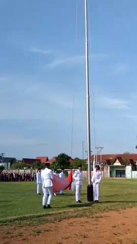 Momen tak terduga, kesalahan saat pengibaran bendera upacara Harlah Pancasila di Putussibau. Semoga paskibranya bisa bertugas lebih baik kedepan. #harlahpancasila #kapuashulu #kalimantanbarat #putussibau #pengibaranbenderamerahputih #viral 