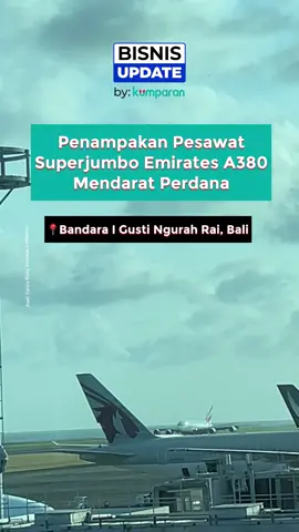 Pesawat penumpang terbesar di dunia, Airbus A380-800, akan mendarat perdana di Bandara I Gusti Ngurah Rai, Bali. Pesawat milik maskapai penerbangan Emirates tersebut dijadwalkan tiba pada hari Kamis (1/6) untuk seterusnya melayani penerbangan Dubai-Bali PP. #bisnisupdate #update #bisnis #svl #pesawat #tiktokberita #kumparan