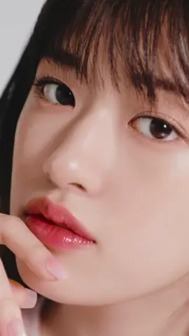 영롱한 NEW 틴트 컬러와 광택감,, 그리고 그저 빛인 유진이 미모..👀✨ 유진 PICK 컬러들 얼른 만나보자구요💖 ✷ ANYUJIN PICK! ✷ ✓ 𝟬𝟭 빈티지애플 (𝘃𝗶𝗻𝘁𝗮𝗴𝗲 𝗮𝗽𝗽𝗹𝗲) ㄴ 생기와 분위기를 동시에 더해주는 레드 컬러 ✓ 𝟬𝟲 데일리모브 (𝗱𝗮𝗶𝗹𝘆 𝗺𝗮𝘃𝘂𝗲) ㄴ 맑음에 무드를 더한 톤을 가리지 않는 모브 컬러 #틱톡뷰티 #메이크업 #makeup #fyp #추천 #틱톡뷰티템 #추천템 #안유진 #아이브유진#ANYUJIN #클리오 #CLIO #クリオ #크리스탈글램틴트 #crystalglamtint #tint #glowtint #글로우틴트 #glow #올리브영