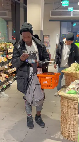 When u want to help me , this is what happens #kionthegreat1 #comedy #viralcomedy #frankfurtammain #funnyvideos #trendingtiktoks #foryou #viral #comedia #fffffffffffffffffffffffffyyyyyyyyyyyyy #hhhhhhhhhhhhhhh #viral 