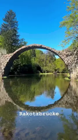 Die Rakotzbrücke, im Volksmund auch Teufelbrücke genannt, wirkt wie ein Tor in eine andere Welt ❤️. Sie ist kurz in den Filmen „Matrix Reoladet“ und „Der Zauberlehrling“ zu sehen. Die Brücke im Azaleen- und Rhododendronpark im sächsischen Kromlau gehört zu den skurrilsten aber auch schönsten Brücken in ganz Europa. Erbaut wurde die Feld- und Basaltstein-Konstruktion in den Jahren von 1863 bis 1883. Heutzutage steht die Rakotzbrücke unter Denkmalschutz und darf nicht betreten werden – für ein märc