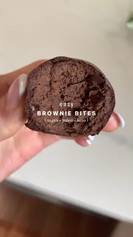 I mean, if you haven't tried baking and making no-bake recipes with my protein powder then what do I have to do to convince you it's literally THE BEST do-it-all powder?! Ingredients: 1/2 cup of my Digestive Support Cacao protein powder (linked in bio) 2 Tbsp nut butter 2 Tbsp cacao powder 1/2 cup water *optional - Unsweetened chocolate to coat (I used @santabarbarachocolate's unsweetened organic ONE ingredient criollo chips) #proteinballs #veganproteinpowder #veganprotein #ketochocolate #veganchocolate #paleodiet #paleochocolate #sugarfreerecipes #sugrfreechocolate #ibrecipes #ibsfood #digestivesupport #ketodiet #lowcaarbdiet #lowcarbrecipes #lowcarbchocolate #eggfreerecipes #proteindessert