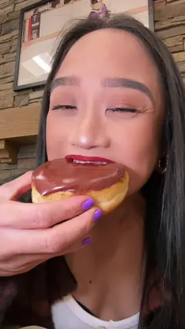 #fyp #fypシ #fypage #fypシ゚viral #fypdongggggggg #fypp #fyppppppppppppppppppppppp #fypgakni #fyppp #mukbang #foodiesushiqueen #asmr #eatwithme #eatingshow #timhortons #donuts #donutmukbang #donuts #canada #canadian #creamfilled #chocolate #chocolatedonut 