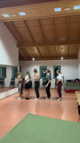 Ein etwas älteres Video. Mittlerweile ist unsere Gruppe noch etwas gewachsen. Bald bekommt ihr ein Video der ganzen Gruppe!🥳🌼 #dance #sweetdevils #crewlove #foryou #foryoupage #fun #girlsdance #hiphop #dancerlife 
