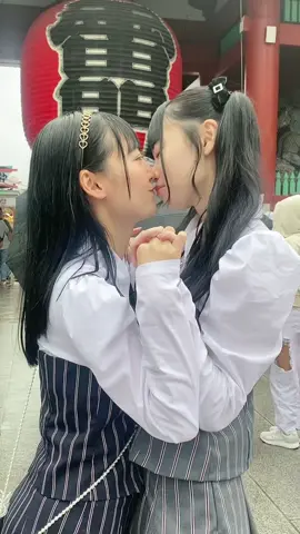 雷門で撮ってたらめっちゃ見られた、、笑 #友達が可愛いすぎる #由良ゆら #月なぎさ #楠偉音 #貝賀琴莉 #琴るり #朝丘さくら  #親友可愛すぎる 