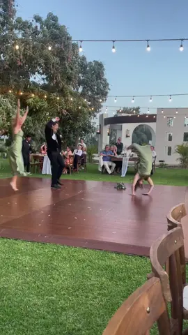 TOUCHDOWNNNN #bridalparty #grandentrance #bridalpartyentrance #weddingtiktok #weddingtok 