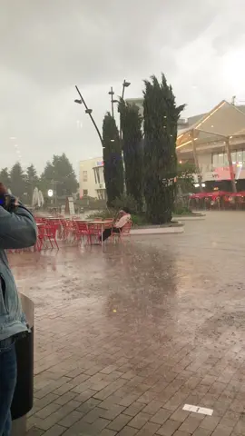 Ojalá tener la paz mental de este hombre #fyp #lluvia #diluvio #elecciones2023 #lentejas #raindropsarefallingonmyhead 