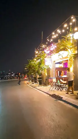 Đường ven hồ Tây là tuyến đường luôn được các bạn trẻ yêu thích mỗi khi phố phường lên đèn bởi nơi đây ngoài không gian thoáng đãng mênh mông của mặt hồ, còn có những quán cafe đẹp tuyệt. Ngồi 1 quán ven hồ và thưởng thức 1 ly kem mát lạnh là 1 trải nghiệm tuyệt vời. Yêu mãi nhé Hà Nội ơi❤️🥰#xuhuongtiktok #viral #trending #fyp #hanoi #hotay #hotay_hanoi 