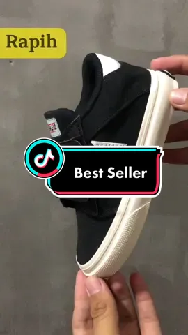 Bagian 17 : Salah satu sepatu best seller dari puluhan sepatu winsketz, cek keranjang kuning #winsketz #bestseller #sepatu #rekomendasi #sepatuanaksekolah #backtoschool 