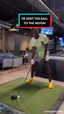 He hit the ball that far one handed 🔥 (Via _snappygilmore/ig) #golf #swing #moon #hit #hard #far #men 