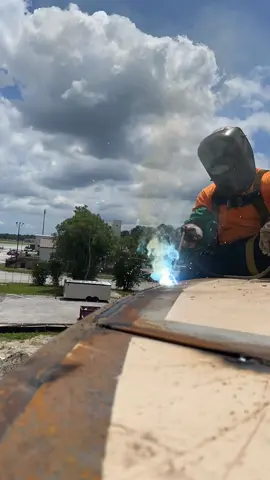 Music and welding 👨🏽‍🏭🎶♥️ #7024 #jetrod #7024jetrods #weld #welder #ilove #welding #tank #tankin #tankwelder #roof #tankwelding #tanke #clouds #sky #ironcat #ariatboots #ariat #blackstallion #stickwelder #stickwelding #lincolnelectric #lincolnelectricwelding #morganwallen #stillgoindown #goodvibes #goodvibesonly 