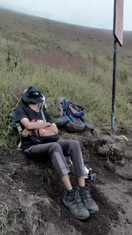 tidur di trek itu enak banget sumpah 🥱 #pendakiindonesia #pendakigunung #fyp #gunungguntur 