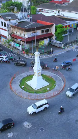 Tugu Jogja adalah landmark  paling terkenal di kota Yogyakarta. Tugu ini terletak tepat di tengah perempatan Jalan Pangeran Mangkubum, Jalan Jendral Soedirman, Jalan AM Sangaji dan Jalan Diponegoro. Berusia hampir 3 abad, Tugu Jogja menyimpan makna yang dalam sekaligus menyimpan beberapa catatan sejarah tentang kota Yogyakarta #tugujogja #jogja #jogjajateng #explorejogja #jogjawisata #jatenggayeng #wisatajogja #infojogjaterkini #jogjamagelang 