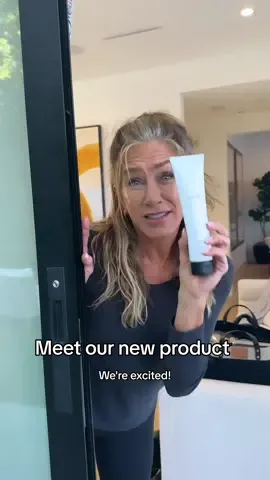 Our 👑 #jenniferaniston introduces our #newlaunch 📦💌 Intensive Repair Treatment! #hairrepair #healthyhair 