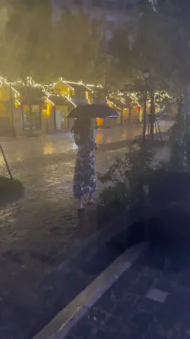 Ngày hôm ấy em đi trong mưa... thế nhưng lại quên tim không khoá cửa ...☔️☔️☔️ #tiktok #mưa #mưahè #cuộcsốngvềđêm #langthangđườngphố #chillmộtchút #trendtiktok #đêmlangthang 