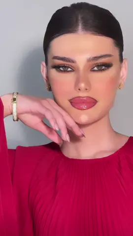 دايما تفوز البنيات والمشمشيات مع الفساتين الحمراء ♥️♥️ سحبت عين المودل وكبرتها شوي .. البشرة قلوي .. والروج نود بتحديد واضح مع قلوس هوني من فنتي بيوتي  ♥️♥️♥️ عيون المودل فاتحة ولبستها تي من @عدسات لنس مي  والنتيجة واو  #تتوريال #لوك_العيد #مكياج #فستان_احمر #اكسبلور #العيد_فرحه #العيد_فرحه #أحمر #سيفورا #فنتي_بيوتي #عبايات #جده 