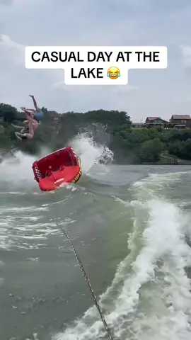 Everyone was okay 👍 (via @Cristina) #tubing #lake #fail #funny 
