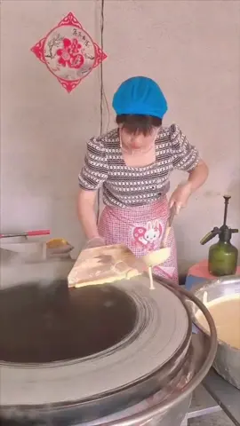 We’re in Asia to try a crispy crepe called a ‘Senbei’, or rice cracker. It’s a staple food in China and eaten with side dishes or wrapped around fried eggs and vegetables. 🤯 The process of making a Senbei is simply masterful! 😍 #fyp #foryou #crepes #food #foodporn
